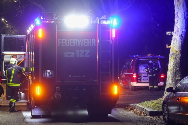 Kontrolle durch Feuerwehr nach Brand einer Steckdose in einem Reihenhaus in Wels-Lichtenegg
