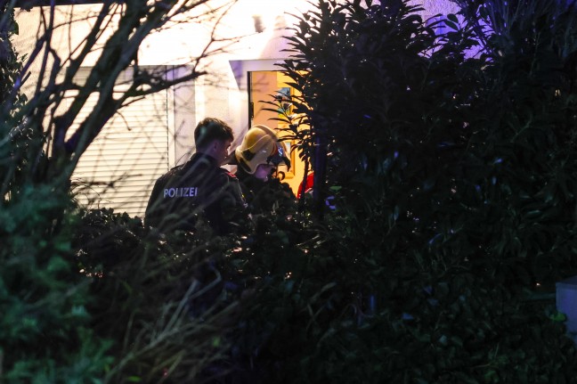 Kontrolle durch Feuerwehr nach Brand einer Steckdose in einem Reihenhaus in Wels-Lichtenegg