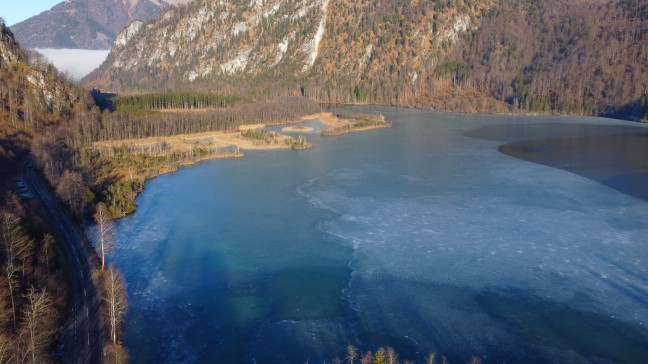 Gr�nau im Almtal: Einsatzkr�fte zu vermeintlicher Rettung zweier Eisl�ufer aus dem Almsee alarmiert