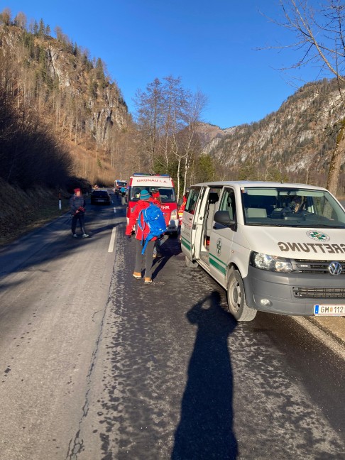 Gr�nau im Almtal: Einsatzkr�fte zu vermeintlicher Rettung zweier Eisl�ufer aus dem Almsee alarmiert
