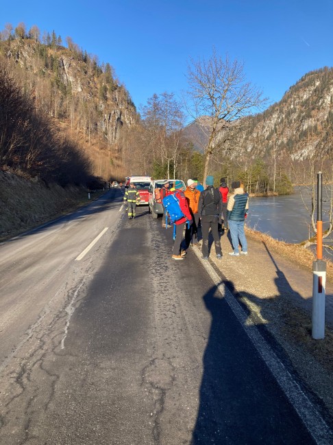 Gr�nau im Almtal: Einsatzkr�fte zu vermeintlicher Rettung zweier Eisl�ufer aus dem Almsee alarmiert
