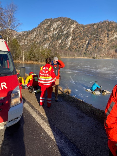 Gr�nau im Almtal: Einsatzkr�fte zu vermeintlicher Rettung zweier Eisl�ufer aus dem Almsee alarmiert