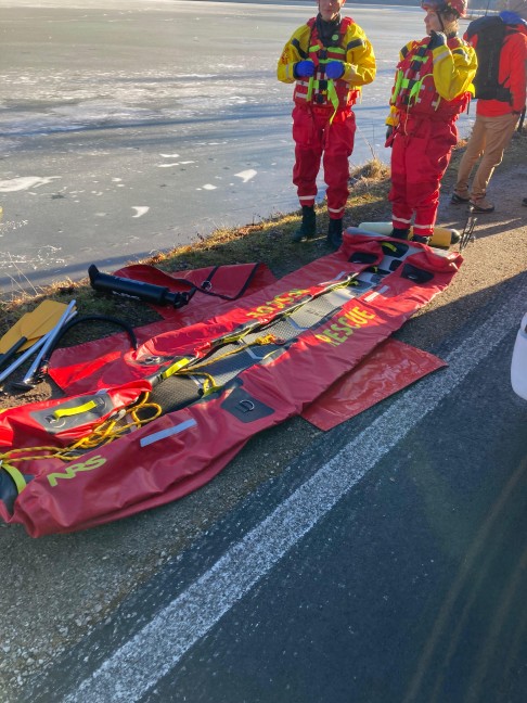 Gr�nau im Almtal: Einsatzkr�fte zu vermeintlicher Rettung zweier Eisl�ufer aus dem Almsee alarmiert