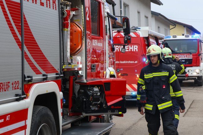 Geb�ude verraucht: Sechs Feuerwehren bei Kaminbrand in Laakirchen im Einsatz