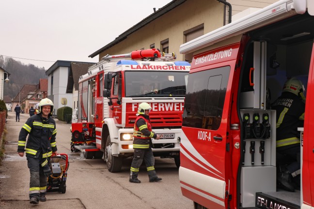 Geb�ude verraucht: Sechs Feuerwehren bei Kaminbrand in Laakirchen im Einsatz