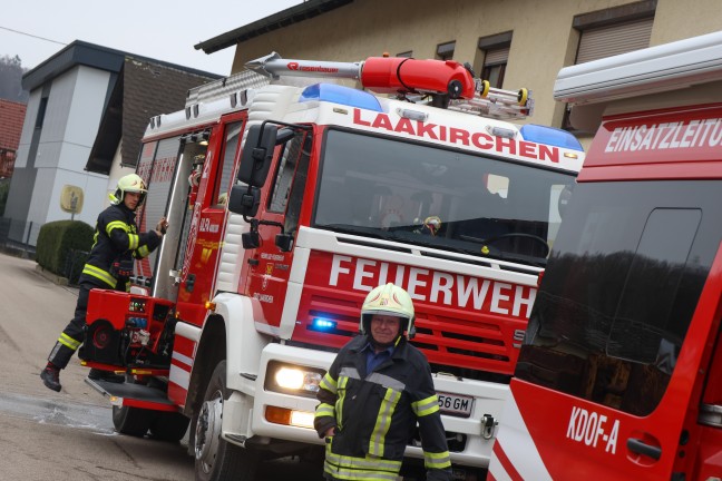 Geb�ude verraucht: Sechs Feuerwehren bei Kaminbrand in Laakirchen im Einsatz
