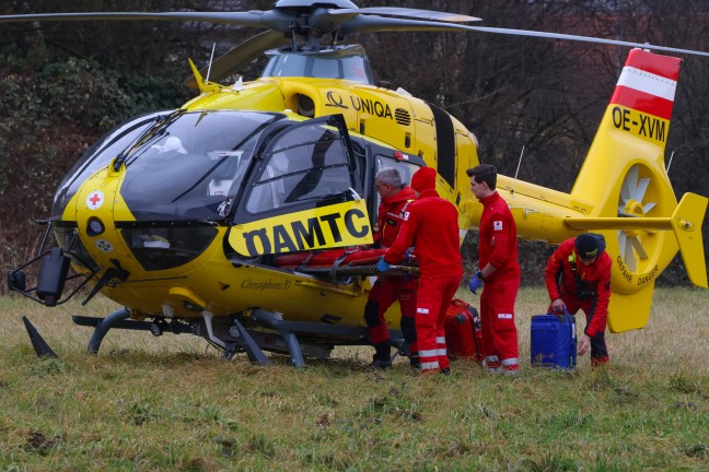 Notarzthubschraubereinsatz: Schwerverletzte Person nach Brand in einem Wohnhaus in Lambach