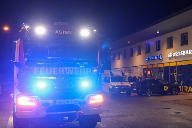 Personenrettung: Person nach Sturz in einem Wettlokal in Asten im Bereich der Bar eingeklemmt
