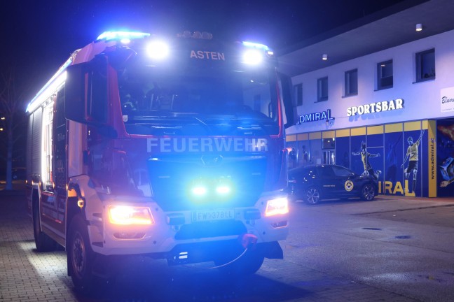 Personenrettung: Person nach Sturz in einem Wettlokal in Asten im Bereich der Bar eingeklemmt