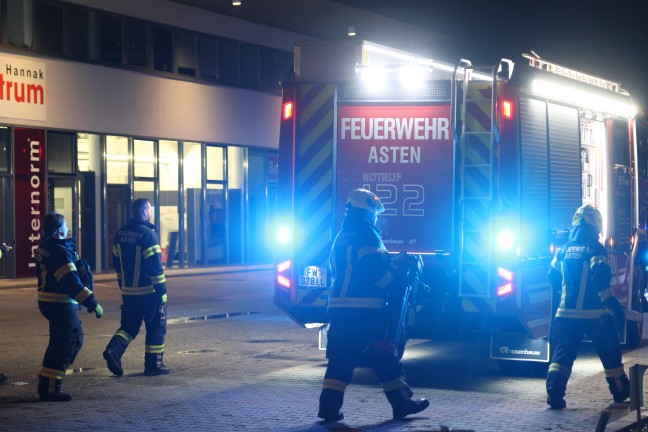 Personenrettung: Person nach Sturz in einem Wettlokal in Asten im Bereich der Bar eingeklemmt