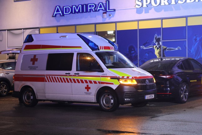 Personenrettung: Person nach Sturz in einem Wettlokal in Asten im Bereich der Bar eingeklemmt