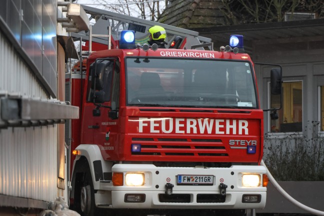 Alarmstufe 2: Gro�einsatz bei Brand in einem Silo eines Unternehmens in Grieskirchen