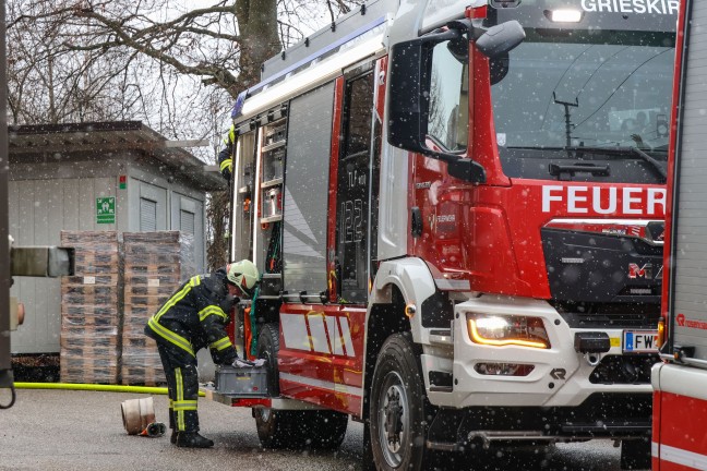 Alarmstufe 2: Gro�einsatz bei Brand in einem Silo eines Unternehmens in Grieskirchen