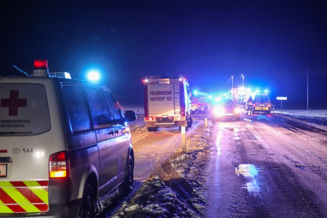 Menschenrettung: Mehrere teils Schwerverletzte bei Frontalcrash in Manning