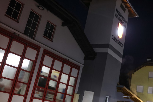 Schnelle Entwarnung: Drei Feuerwehren zu Brand im Dachbereich eines Geb�udes in Gallspach alarmiert