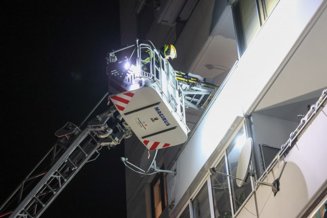 Personenrettung in Gmunden: Patient mittels Drehleiter schonend aus f�nftem Stock gerettet