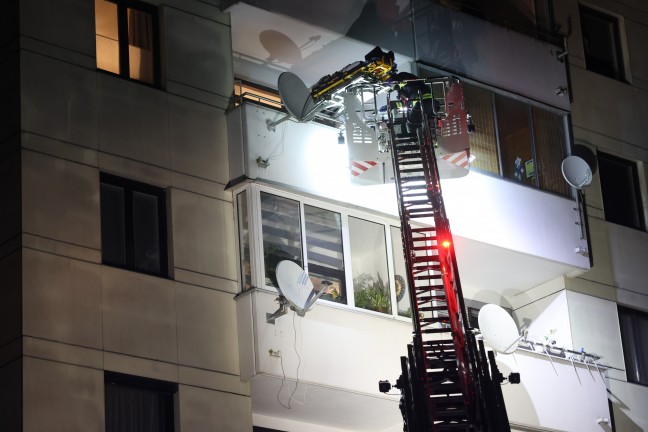 Personenrettung in Gmunden: Patient mittels Drehleiter schonend aus f�nftem Stock gerettet