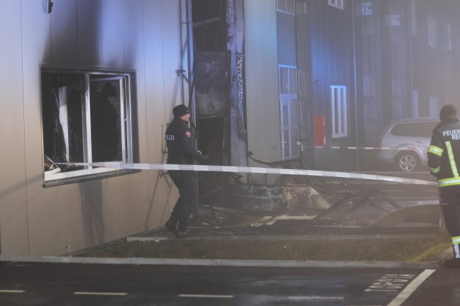 M�glicher Brandanschlag: Zwei Feuerwehren bei Brand in einem Werkst�ttenpark in Regau im Einsatz