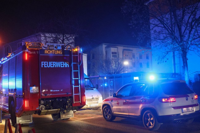 Vier Feuerwehren zu bef�rchteten Brand im Dachbereich einer Wohnanlage in Ansfelden alarmiert