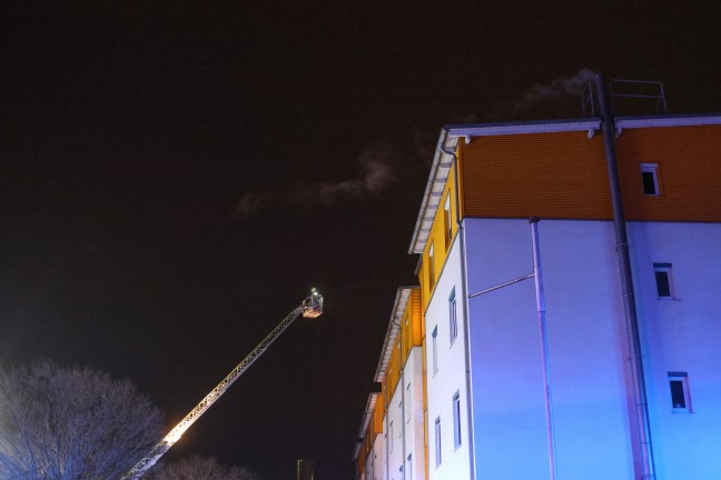 Vier Feuerwehren zu bef�rchteten Brand im Dachbereich einer Wohnanlage in Ansfelden alarmiert