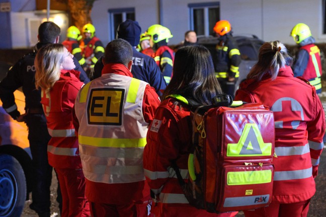 Vier Feuerwehren zu bef�rchteten Brand im Dachbereich einer Wohnanlage in Ansfelden alarmiert