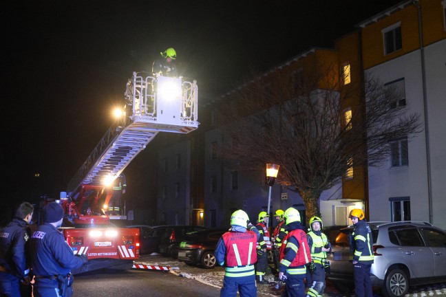 Vier Feuerwehren zu bef�rchteten Brand im Dachbereich einer Wohnanlage in Ansfelden alarmiert