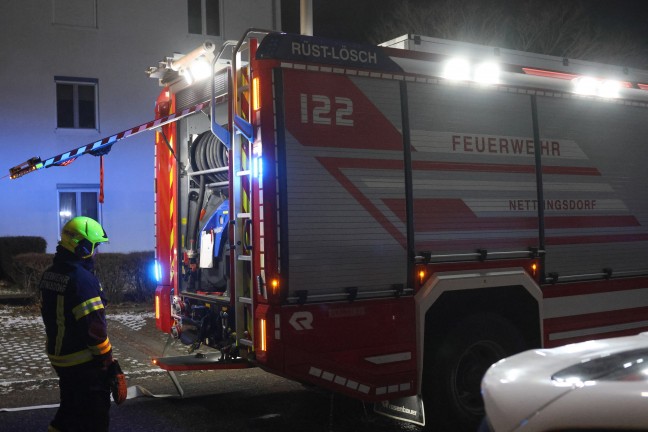 Vier Feuerwehren zu bef�rchteten Brand im Dachbereich einer Wohnanlage in Ansfelden alarmiert