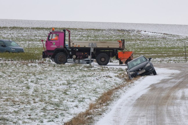 Auto in Seitenlage: Verkehrsunfall bei winterlichen Fahrbedingungen in Schiedlberg