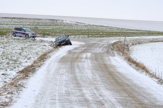 Auto in Seitenlage: Verkehrsunfall bei winterlichen Fahrbedingungen in Schiedlberg