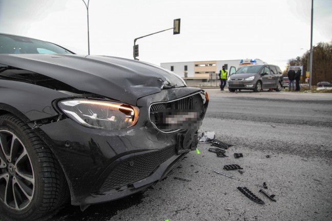 Eine verletzte Person bei Kreuzungscrash auf Wiener Stra�e in Marchtrenk