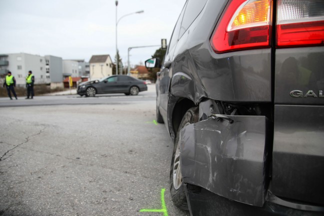 Eine verletzte Person bei Kreuzungscrash auf Wiener Stra�e in Marchtrenk