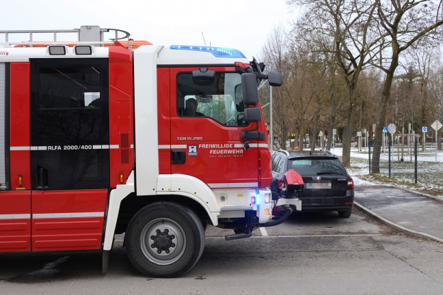 Schaden durch Pyrotechnik: Laterne an Gedenkstein im Friedenspark in Wels-Vogelweide besch�digt