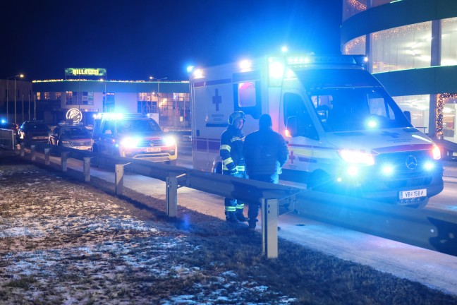 Sechs Verletzte: Frontalcrash zwischen Polizeistreife und Auto auf Salzkammergutstra�e in Gmunden