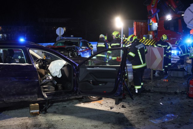 Sechs Verletzte: Frontalcrash zwischen Polizeistreife und Auto auf Salzkammergutstra�e in Gmunden