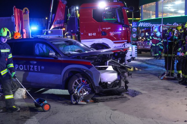 Sechs Verletzte: Frontalcrash zwischen Polizeistreife und Auto auf Salzkammergutstra�e in Gmunden