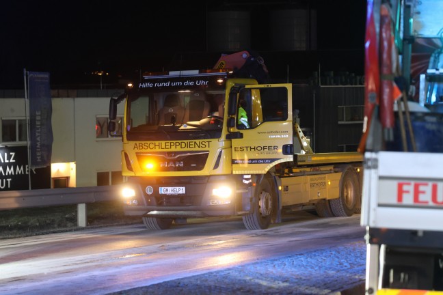 Sechs Verletzte: Frontalcrash zwischen Polizeistreife und Auto auf Salzkammergutstra�e in Gmunden