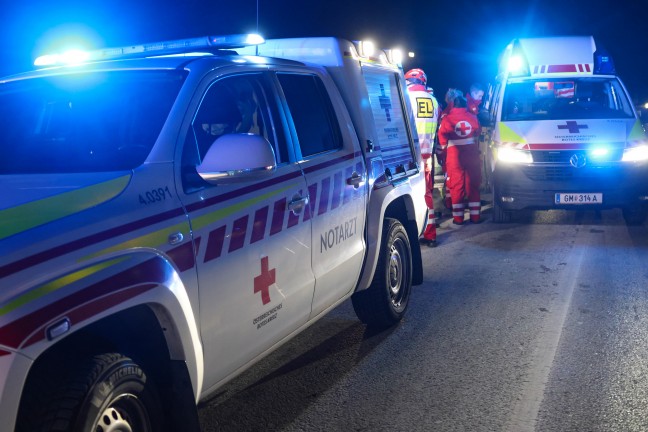 Sechs Verletzte: Frontalcrash zwischen Polizeistreife und Auto auf Salzkammergutstra�e in Gmunden