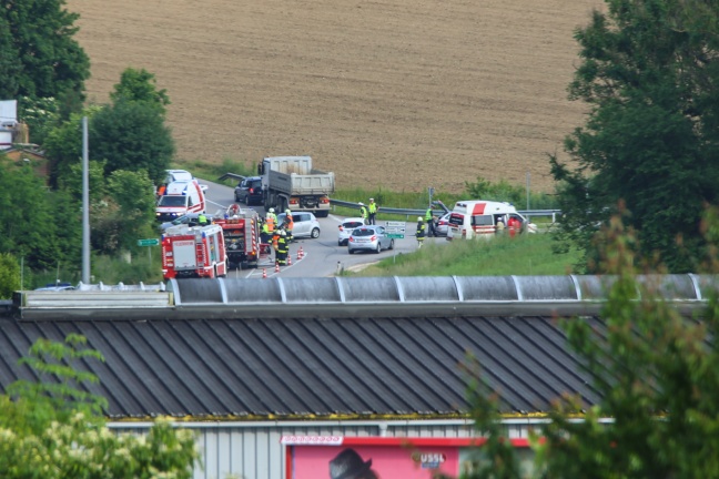 Schwerer Verkehrsunfall in Allhaming fordert mehrere Verletzte