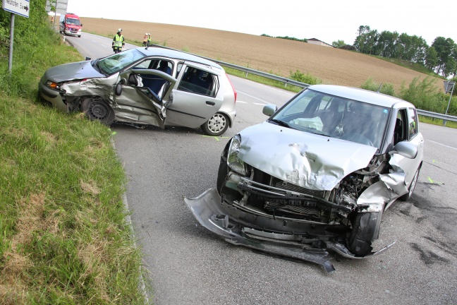 Schwerer Verkehrsunfall in Allhaming fordert mehrere Verletzte