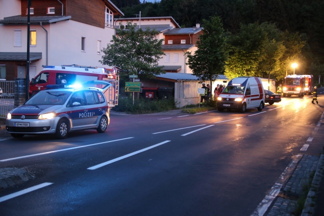 Taxi crasht bei Verkehrsunfall in Schleißheim gegen Baum