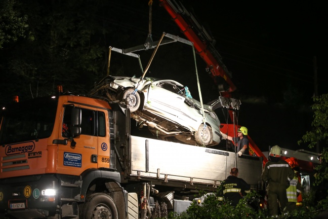 Drei Verletzte bei schwerem Verkehrsunfall auf der Steyrtal Strae in Grnburg