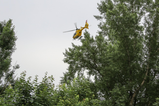 Rettungshubschrauber bei Badeunfall am Oedter See in Traun im Einsatz