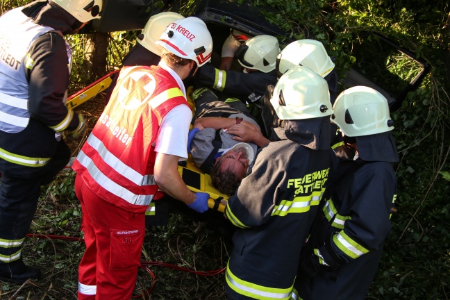 Einsatzkräfte von Feuerwehr und Rotem Kreuz übten in Sattledt für den Ernstfall