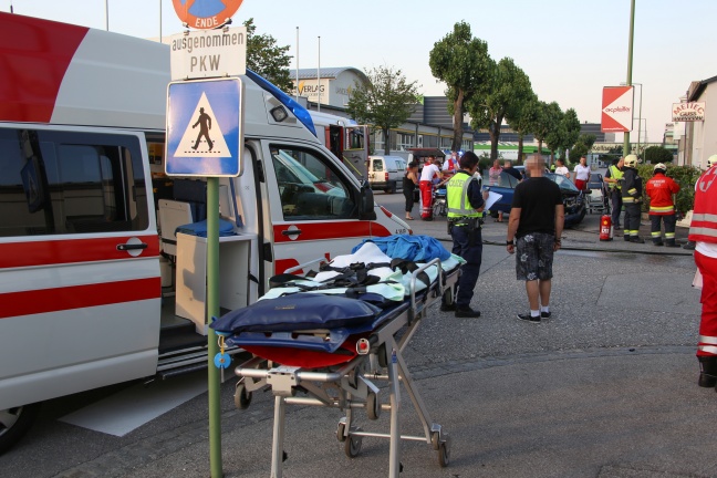 Fünf Verletzte bei schwerem Kreuzungscrash in Wels-Pernau