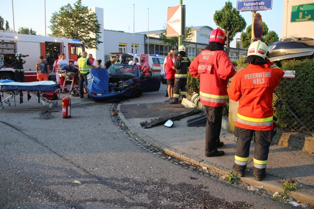 Fünf Verletzte bei schwerem Kreuzungscrash in Wels-Pernau