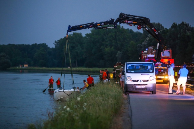 Boot mit Ladekran der Feuerwehr aus der Donau bei Pupping geborgen