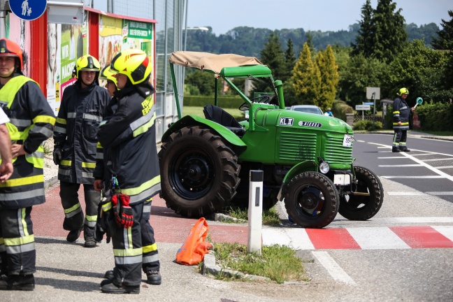 Oldtimer-Traktor bei Verkehrsunfall in Edt bei Lambach überschlagen
