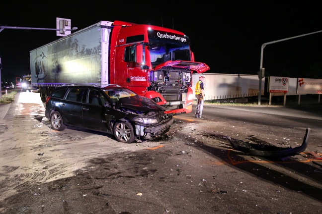 Schwerer Verkehrsunfall in Hörsching fordert drei teils Schwerverletzte