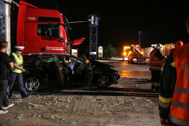 Schwerer Verkehrsunfall in Hörsching fordert drei teils Schwerverletzte