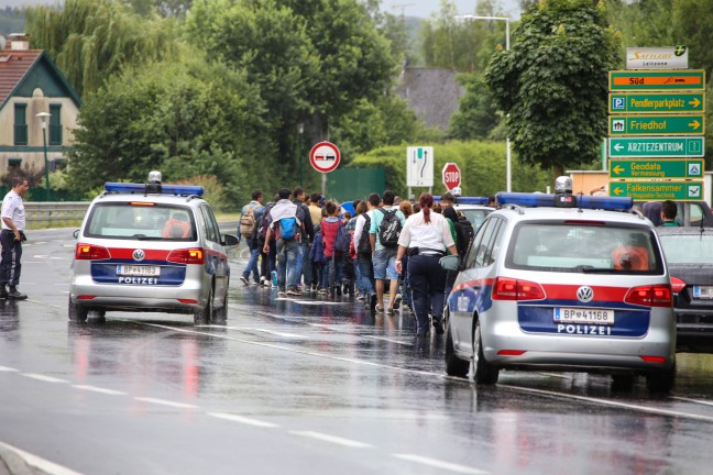 Schlepper wollten 47 Flüchtlinge in Kastenwagen durch Österreich transportieren